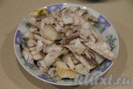 Отделить мякоть рыбы от костей и шкурки. Для приготовления крокетов потребуется 500 грамм отварного филе.