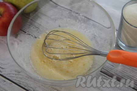 В миске соединить яйца, сахар и соль, перемешать венчиком. 