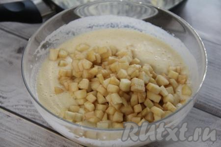 Перемешать тесто для манника, оно получится не густым, напоминающим сметану или тесто для оладий. Яблоки, очищенные от семечек и кожуры, нарезать на мелкие кубики, добавить в тесто, перемешать.