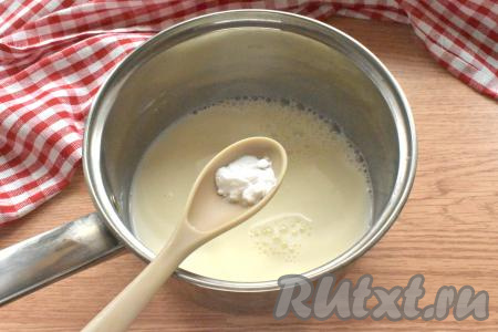 Молоко переливаем в ковшик (или маленькую кастрюльку), нагреваем на огне примерно до 50-60 градусов. В горячее молоко всыпаем соду и перемешиваем.