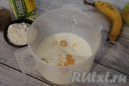 Для замешивания блинного теста нужно в достаточно глубокой посуде соединить молоко и яйца, всыпать соль и сахар, перемешать венчиком до однородности.