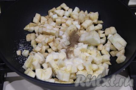 Банан почистить и нарезать на кубики. Добавить банан в сковороду. Всыпать корицу и сахар (количество сахара регулируйте по своему вкусу). Перемешать и томить яблочно-банановую начинку для блинов минут 10, периодически перемешивая.