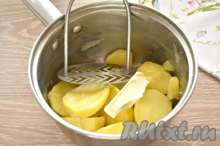С варёной картошки сливаем отвар, добавляем масло и разминаем картошку толкушкой до однородности.