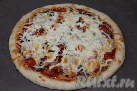 Выпекать пиццу в разогретой духовке минут 15 при температуре 180 градусов.