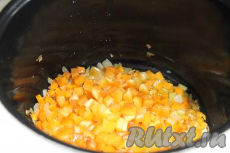 Вымыть болгарский перец, удалить из него плодоножку с семечками. Нарезать подготовленный перец на кубики и добавить к овощам в чашу мультиварки, перемешать, обжаривать, не забывая иногда перемешивать, 2-3 минуты.