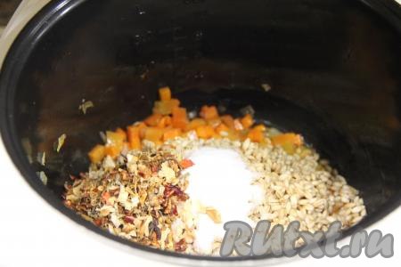 Перловку откинуть на сито, дать стечь воде, а затем переложить в чашу мультиварки с овощами, всыпать соль и специи (в качестве специй я использовала сушёные овощи). 