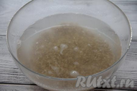 Перловку хорошо промыть, переложить в миску, затем полностью залить крупу кипящей водой и оставить на 1 час. 
