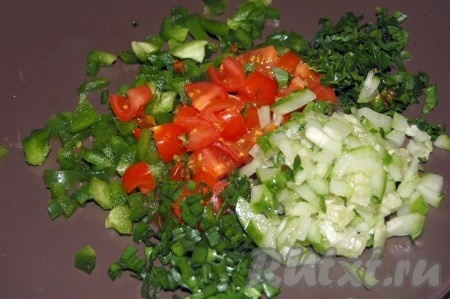 В качестве дополнительного гарнира можно приготовить салат из свежих овощей. Для этого овощи мелко нарезать и заправить оливковым маслом с лимонным соком, солью и перцем.