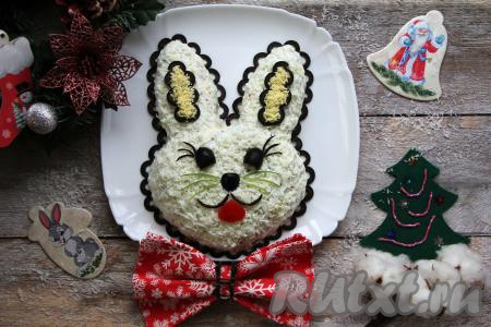 Новогодний салат "Оливье" в виде кролика