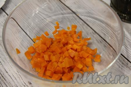 Морковку нарезать на небольшие кубики, выложить в глубокий салатник.