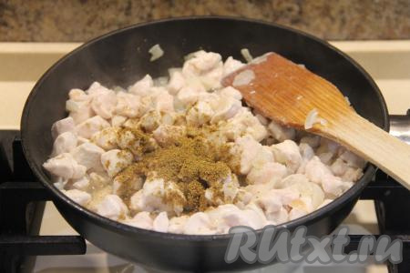 Обжаривать куриное мясо с луком минут 10, иногда помешивая. Добавить соль, карри (можно добавить и другие специи).