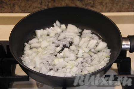 Пока тесто "отдыхает", приготовим начинку. Для этого в сковороду нужно влить растительное масло, добавить очищенный и мелко нарезанный лук, обжаривать его минут 5, помешивая, на среднем огне.