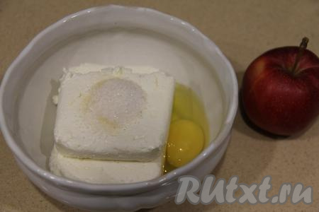 Соединить творог, 1 столовую ложку сахара (если любите сладкие запеканки или яблоко кисловато, тогда добавьте немного больше сахара) и яйцо в миске.