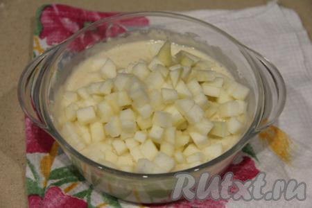 Яблоко очистить от кожуры и семечек, затем нарезать его на мелкие кубики и добавить в тесто.