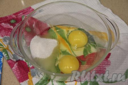 Соединить яйца, сахар и ванильный сахар в достаточно глубокой посуде, перемешать венчиком.