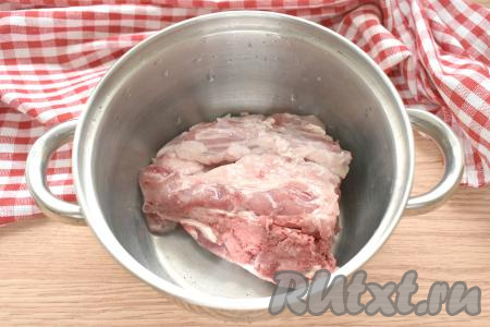Свинину на кости ополаскиваем водой, перекладываем в кастрюлю, вливаем 2 литра воды. Ставим кастрюлю на сильный огонь, после закипания воды, убавив огонь, убираем образовавшуюся пену и варим свинину в течение часа (или больше, в зависимости от качества мяса). Отварную свинину достаём из бульона и даём мясу немного остыть. Затем отделяем варёную свинину от костей, нарезаем мясо на кусочки и возвращаем в бульон, ставим на огонь, солим, даём закипеть.
