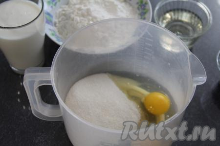 Яйца и сахар соединить в ёмкости, удобной для взбивания.