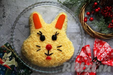 Новогодний салат "Мимоза" в виде кролика