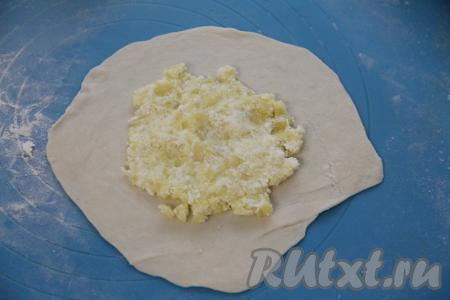 Разделить тесто на 8 частей. На присыпанной мукой поверхности каждую часть теста раскатать в тонкую лепёшку. Начинку зрительно разделить на 8 частей. В центр каждой раскатанной лепёшки выложить часть творожно-картофельной начинки.
