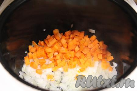 Обжарить лук, помешивая, 5 минут. Затем добавить морковку, нарезанную на мелкие кубики, перемешать овощи и обжаривать их минут 5, периодически помешивая.