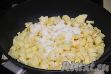Пока бисквит отдыхает, приготовить яблочную начинку. Для этого нужно яблоки, очищенные от кожуры и семечек, нарезать на мелкие кубики. В сковороду выложить сливочное масло, яблоки, всыпать ванильный и обычный сахар.