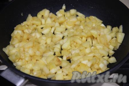 Поставить сковороду на средний огонь и обжаривать яблочки, периодически помешивая, минут 15. Продолжительность обжаривания яблок зависит от сорта. Кусочки яблок должны стать мягкими, нежными, но не как пюре, они должны сохранить форму. Остудить яблочную начинку.