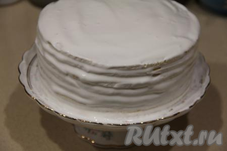 Собрать весь торт "Нежный поцелуй", складывая один на другой коржи, смазанные кремом с нанесённым конфи. Верхний корж и бока торта хорошо обмазать кремом.