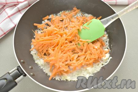 Очищаем морковку и лук. Нарезаем луковицу на маленькие кусочки, морковку натираем на крупной тёрке. В сковороде прогреваем немного растительного масла, выкладываем лук с морковкой и обжариваем овощи на среднем огне минут 5, иногда их перемешивая.