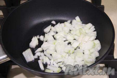 Влить в сковороду немного масла, добавить нарезанный лук