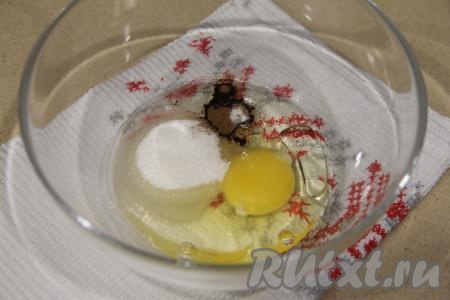 В миске соединить яйцо, соль, сахар, корицу и растительное масло, перемешать массу вилкой.