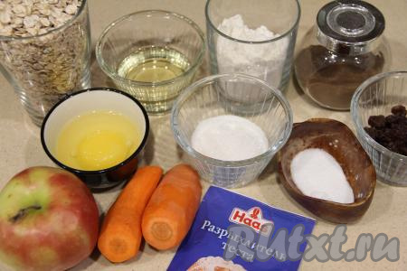Подготовить продукты для приготовления овсяного печенья с яблоками и морковью. Морковь почистить, яблоко помыть. Изюм замочить в кипятке на 5-7 минут, затем переложить на бумажное (или тканевое) полотенце, обсушить.