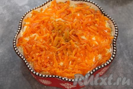 Морковку натереть на крупной тёрке и выложить поверх сыра, смазанного майонезом.