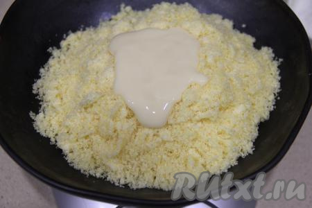 В миске соединить кукурузную крошку и сгущённое молоко.