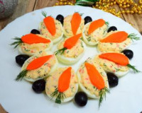 Новогодняя закуска из яиц, крабовых палочек и сыра - 9 пошаговых фото в рецепте