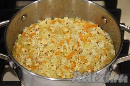 Во время варки рис перемешивать не нужно. Готовый рис с фаршем перемешать и можно раскладывать по тарелкам.