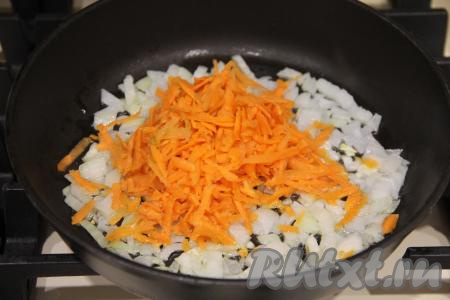 Затем выложить в сковороду натёртую на крупной тёрке морковку, перемешать. 