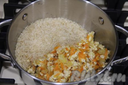 В кастрюлю всыпать сухой рис (я предварительно рис не промывала). Добавить обжаренные овощи и фарш.