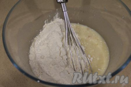Перемешать массу венчиком (или столовой ложкой), всыпать соль и начать частями добавлять муку, замешивая дрожжевое тесто.