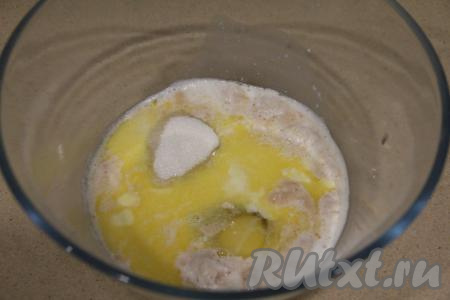 Замесим тесто, для этого молоко, подогретое до 40 градусов, нужно влить в небольшую ёмкость, всыпать дрожжи, перемешать и оставить минут на 10 (за это время дрожжи начнут работать и поверхность молочно-дрожжевой смеси запенится). Затем перелить молочно-дрожжевую смесь в глубокую миску, добавить яйцо, тёплое (не горячее) растопленное сливочное масло, ванильный сахар и сахар.