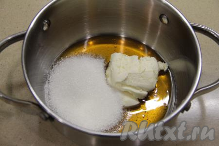 Сметану соединить с содой в небольшой ёмкости, тщательно перемешать, чтобы сода погасилась. В сотейник поместить мёд, сахар и сливочное масло, поставить на средний огонь.