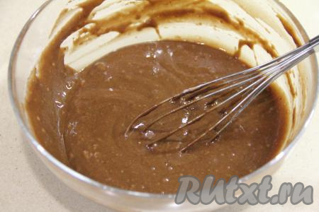 Тесто для медово-шоколадного бисквита получится не густым, гладким и однородным.