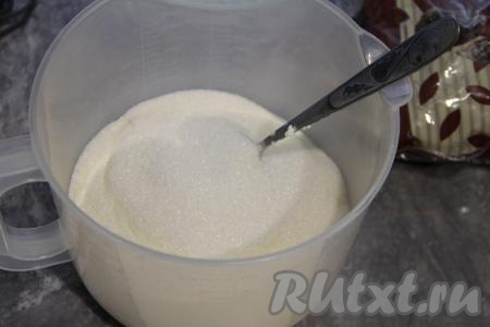 Соединить в небольшой ёмкости сметану и сахар, тщательно перемешать и оставить сметанный крем на 10 минут (до полного растворения сахара).