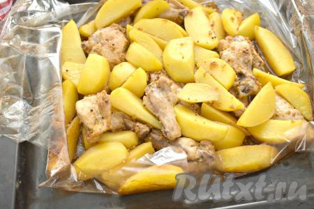 Запекаем куриные крылья с картофелем в разогретой духовке минут 40 при температуре 200 градусов. Затем аккуратно, чтобы не обжечься, разрезаем пакет и продолжаем запекать ещё 10 минут при той же температуре.