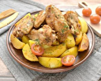 Куриные крылышки с картошкой в соевом соусе в духовке