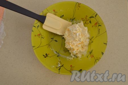 К яйцу добавить примерно 1,5 столовых ложки с горкой творожного сыра, перемешать до однородности.