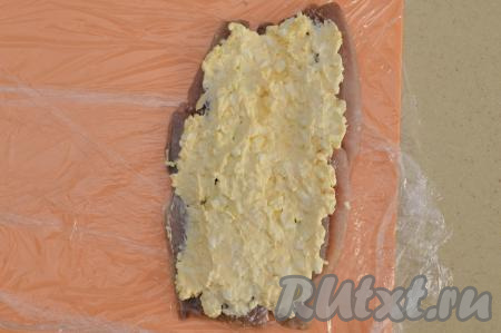На разложенное филе сельди равномерно выложить начинку из творожного сыра и яиц.