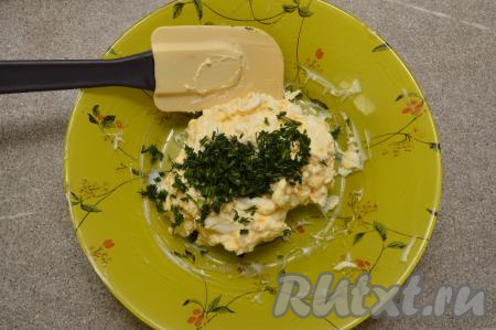 К яйцам выложить 2,5-3 столовых ложки творожного сыра, перемешать до однородности. Укроп вымыть, обсушить, мелко нарезать и добавить к яично-сырной массе.