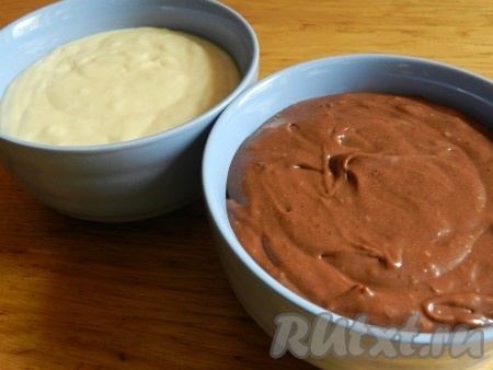 Разделить тесто на две части, в одну часть добавить какао, тщательно перемешать.
