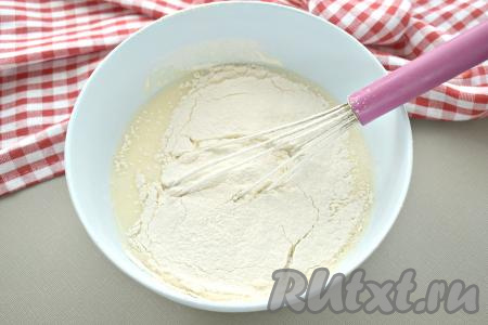 В молочно-яичную смесь в 3-4 захода просеиваем пшеничную муку, каждый раз тщательно вмешивая её венчиком в блинное тесто.