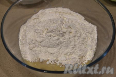 Добавить ванильный сахар и соль, частями всыпать муку, каждый раз тщательно вмешивая её в тесто.